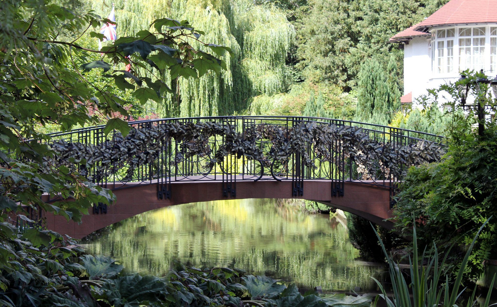 Ponte in ferro battuto per giardino privato inglese