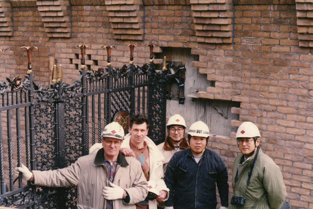 Foto storica. Natalino e Villi ZANINI in cantiere con architetti giapponesi.