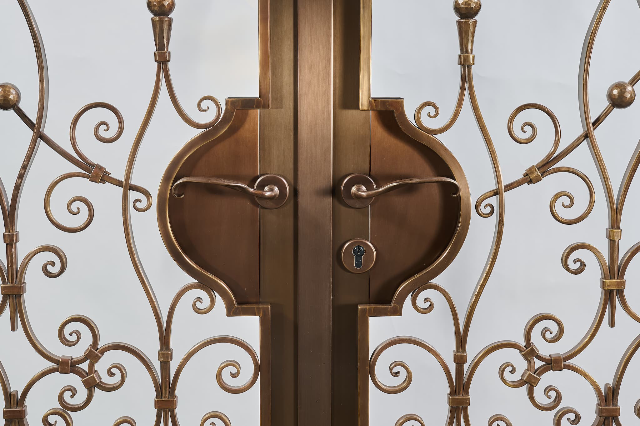 Brass door with a dark bronze finishing, mod. "ALGAE"